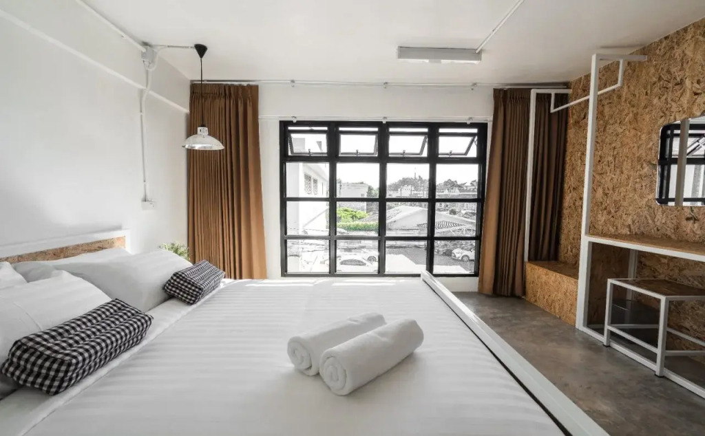 Baan Phuen Hostel & Rooftop Bar