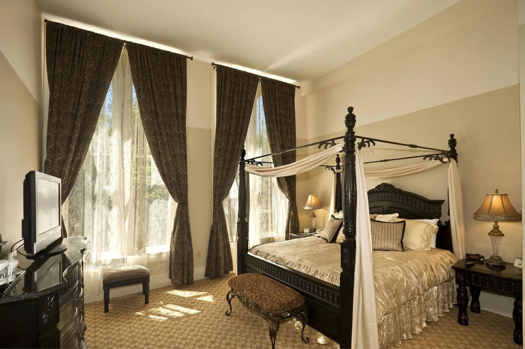 Historic Plaza Hotel