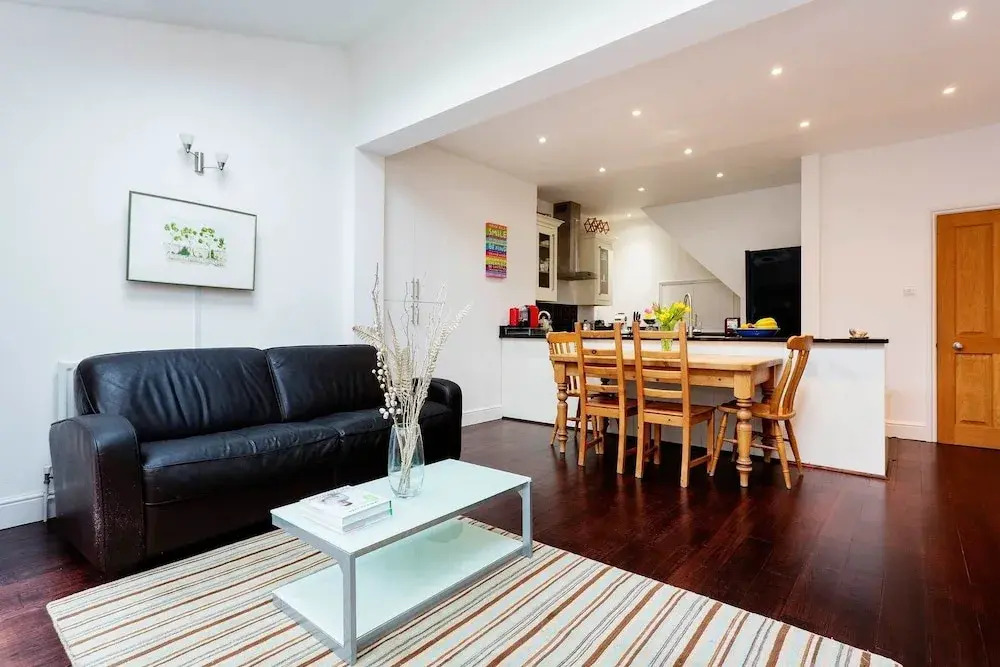 Terraced Home in Tranquil Wimbledon