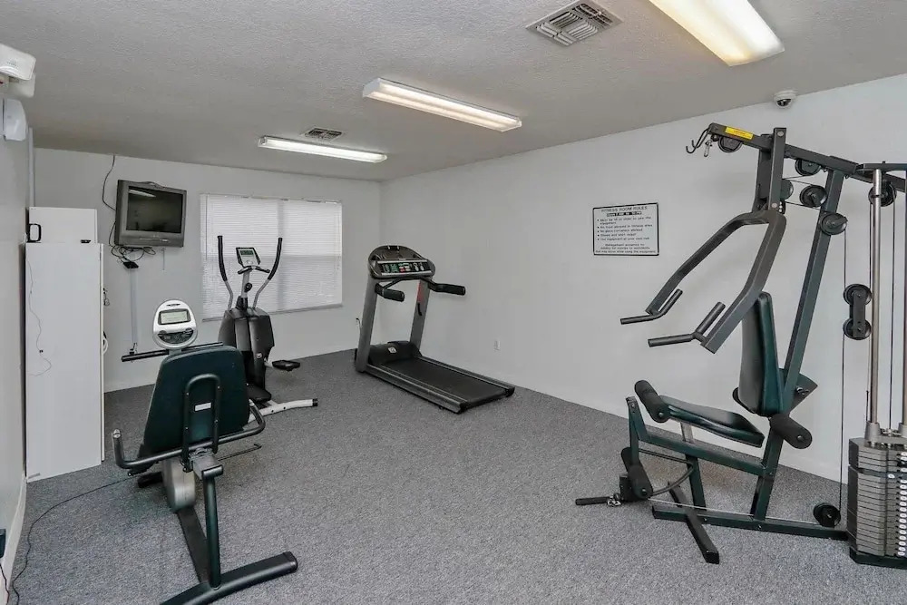 ​Near Theme Parks! 4 BR's, Sleeps 10! Gorgeous Home, Pool, Patio!