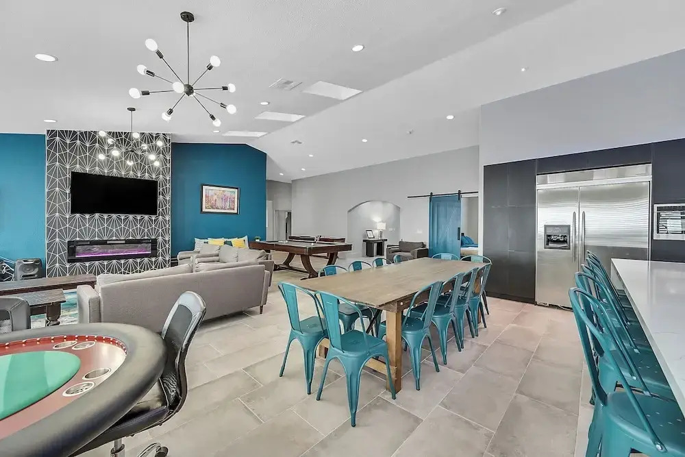 Villa - 8 Bedrms 5 Bths 15 Beds