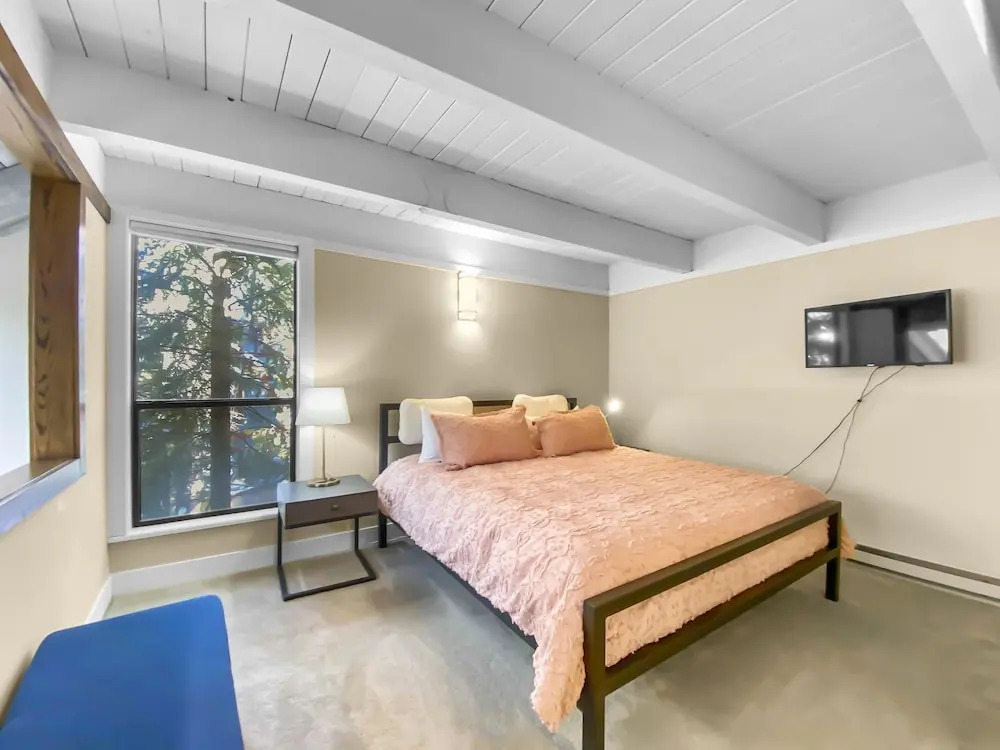 Mill Run 17 2 Bedroom Townhouse by RedAwning