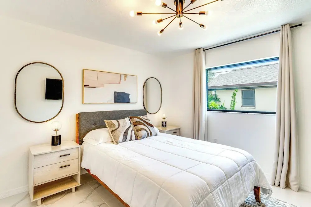Group Getaway: Luxe Lakeside Gem in Port Charlotte