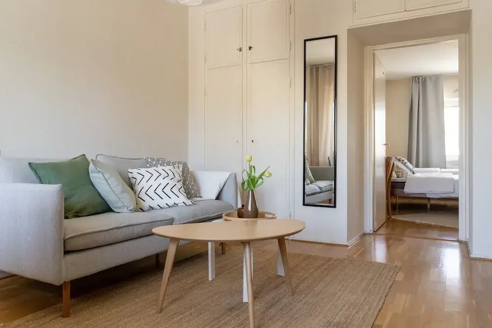 2 Bedroom apartment Steps from the Metro