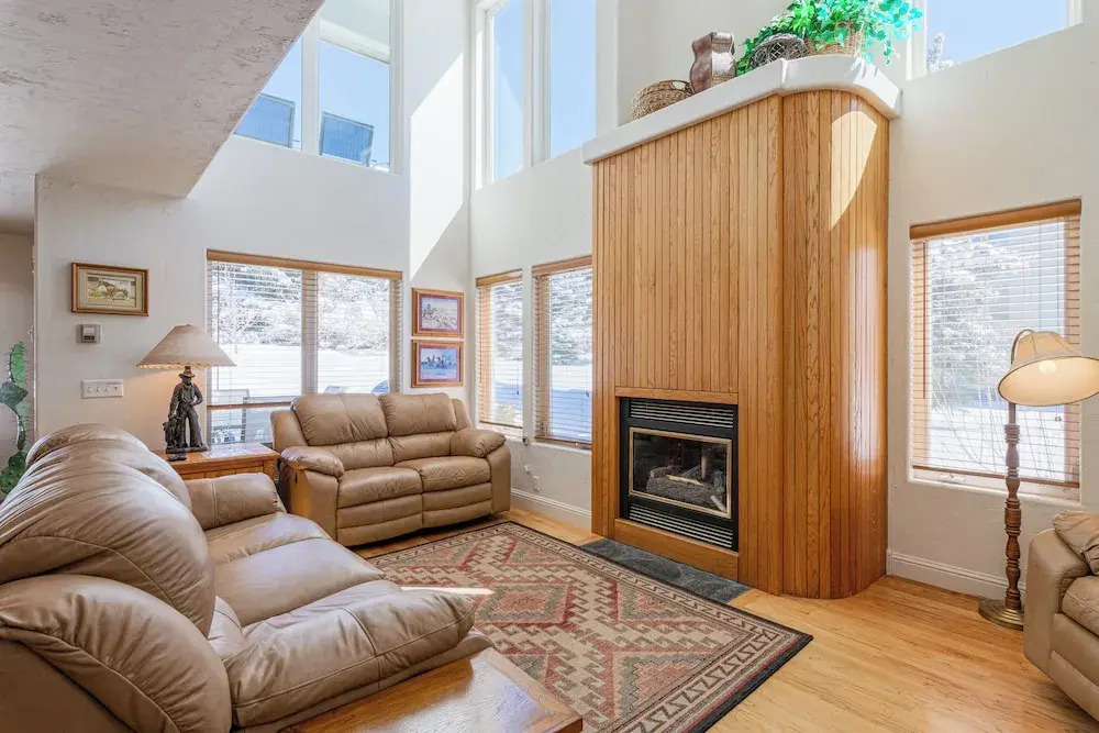3BR Townhome w/ Mountain View & Balcony