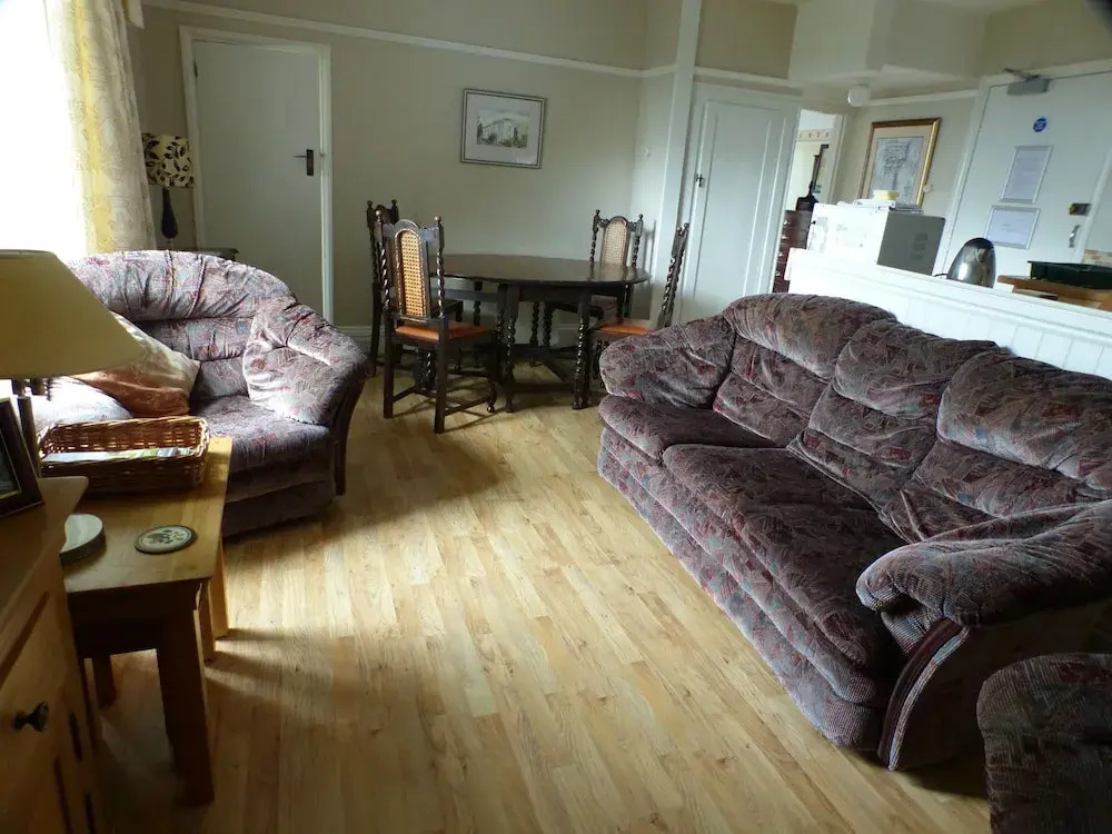 Self Catering Apartment in Mansion House in Beautiful Gardens With Pool