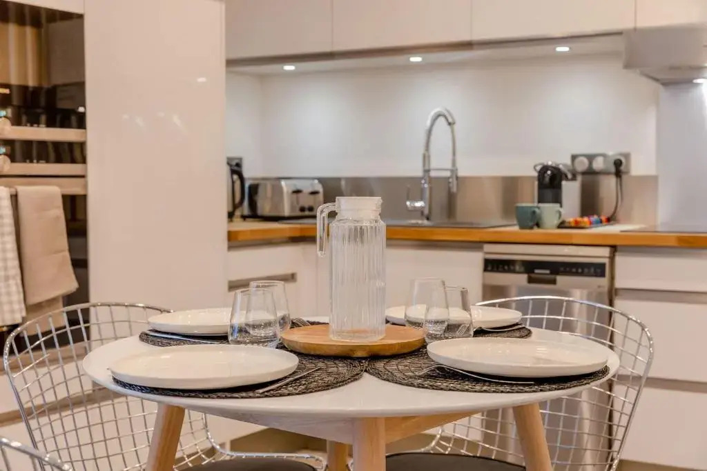 SERRENDY Stylish 2-bedroom apartment 1-minute walk to beaches