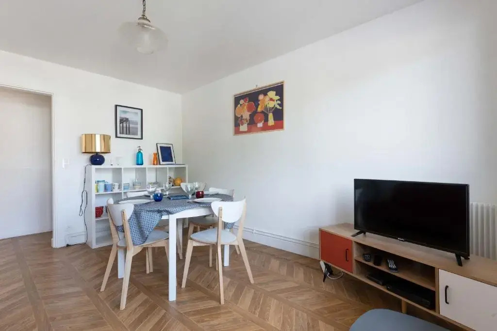 Bright 70m Cosy Near the Beach