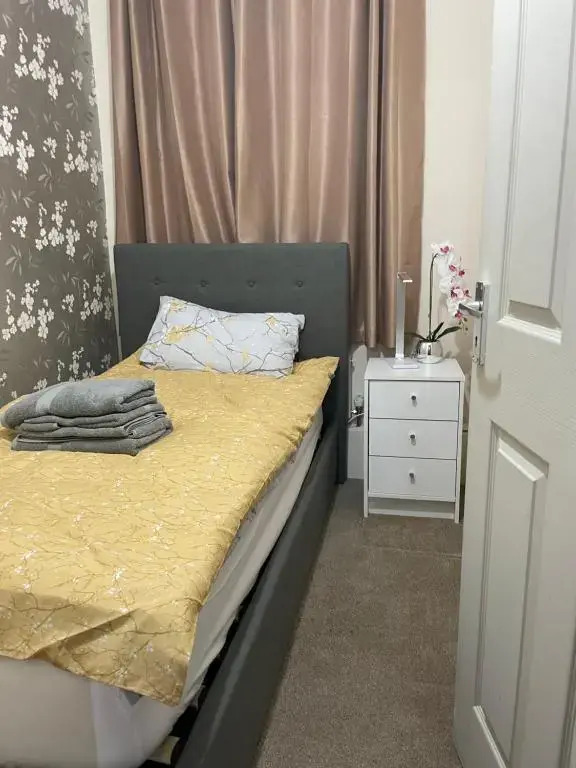 Cosy Home - 3 Bedroom 2 Bathroom - Free Parking, Fast Wifi and Smart TV Central Location