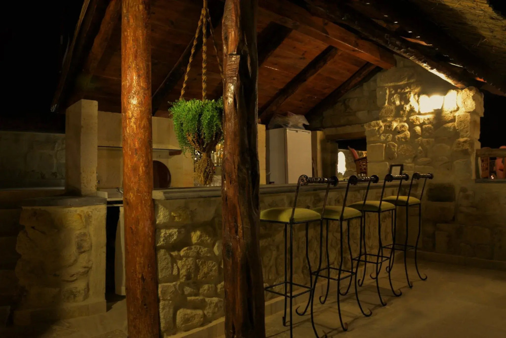 Canyon Cave Hotel