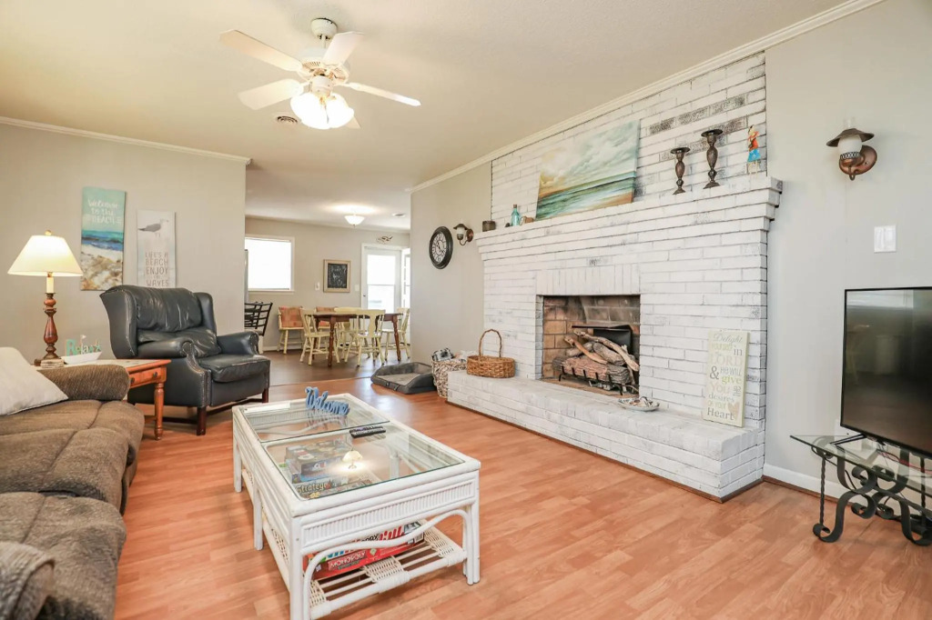 Spacious Home with Waterfront View-Welcome Pets