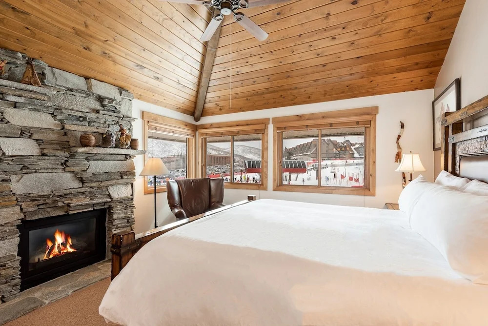 Snow Flower 074 3 Bedroom Condo by RedAwning