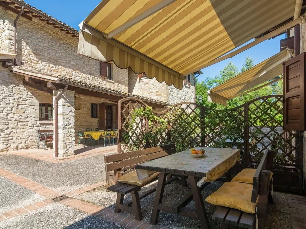 Estate With 5 Apartments, Swimming Pool, Large Garden