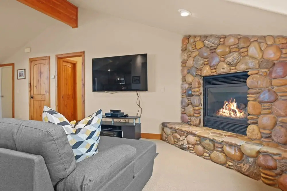 Scenic Mountain Escape With Entertainment Haven 5 Bedroom Home