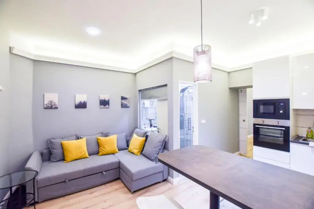 Riverside Apartment in Downtown