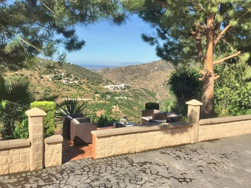 Independent Villa With Private Pool on an Estate in Sayalonga Costa del Sol
