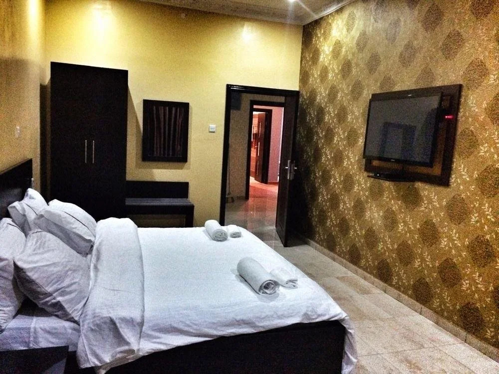 The 09 Club House Lounge And Suites