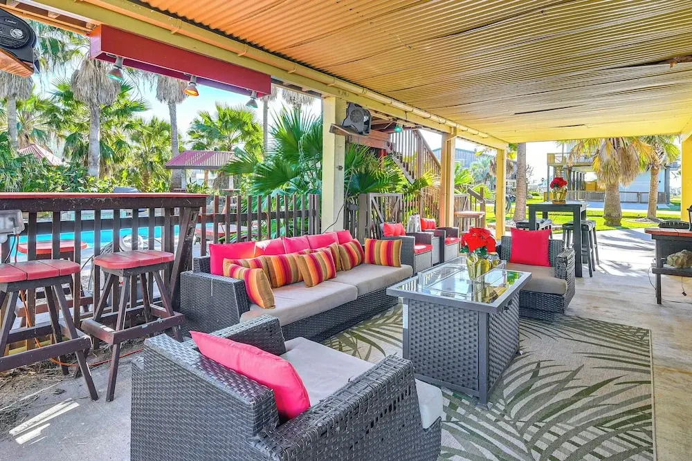 < 1 Mi to Beach! Galveston Gem w/ Outdoor Oasis