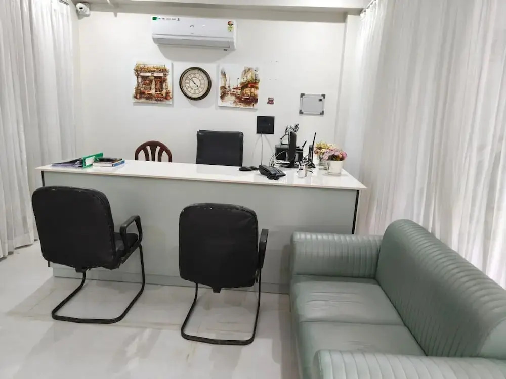 Hotel Y J Manor