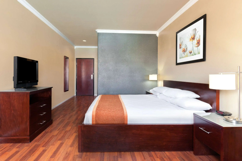 Super 8 by Wyndham Groesbeck
