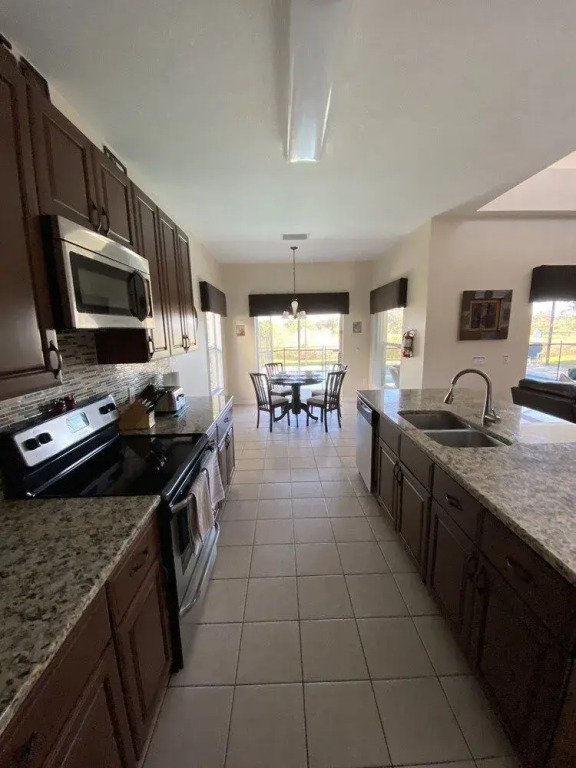 Sunny, Family-Friendly Villa with Large Pool in Gated Community Near Disney