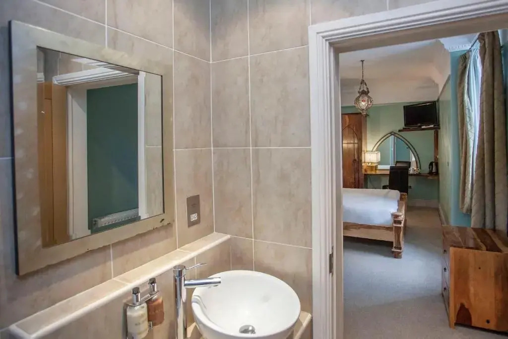 Quirky Cardiff Bay Hen House Sleeps 14-16