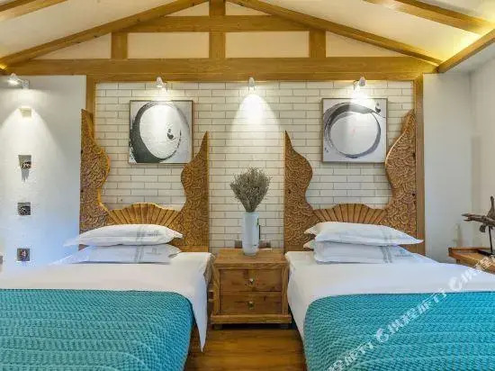 Small Peak Palace Inn