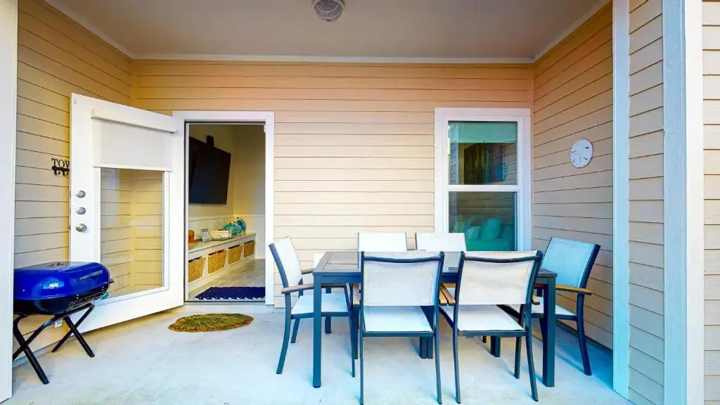 BC102 Beautifully Decorated Townhome, Heated Shared Pool, 1 Minute to Beach