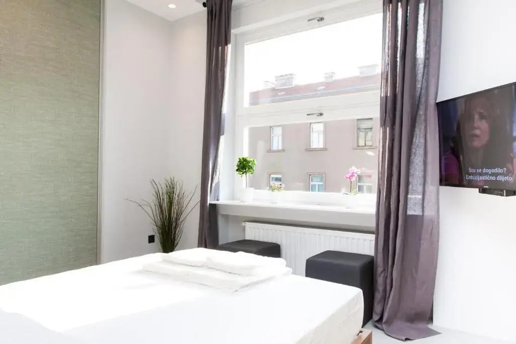 Rooms and Apartments Glossy