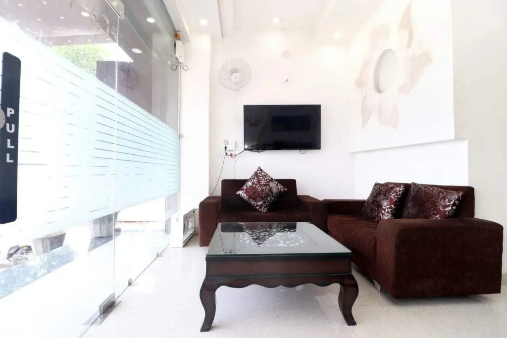 OYO 16379 Hotel LivInn Hub