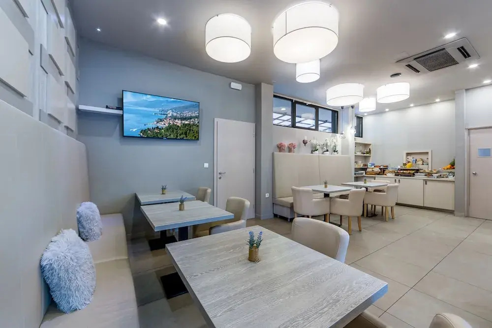 Apartments & Rooms Preelook