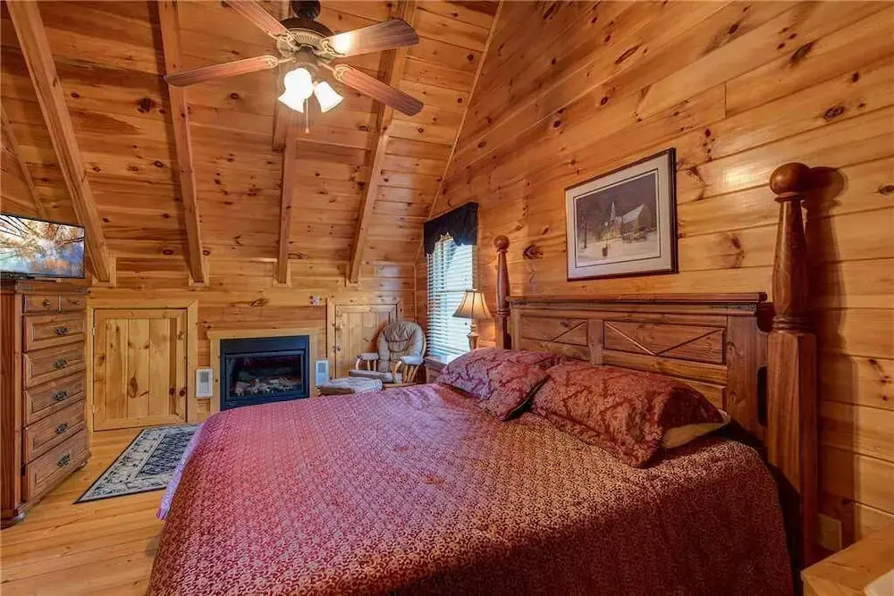 Chalet of Dreams, 2 Bedrooms, Sleeps 6, Pool Table, WiFi, Hot Tub, Mtn View