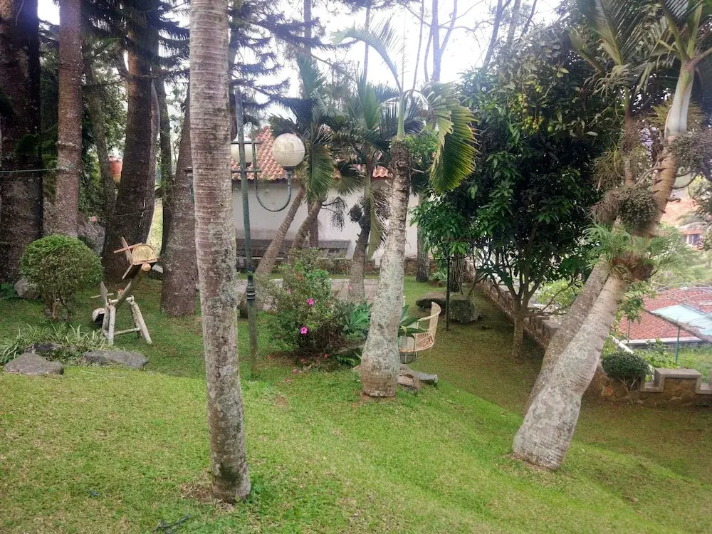 Villa Beverly Hills Puncak for 50 pax