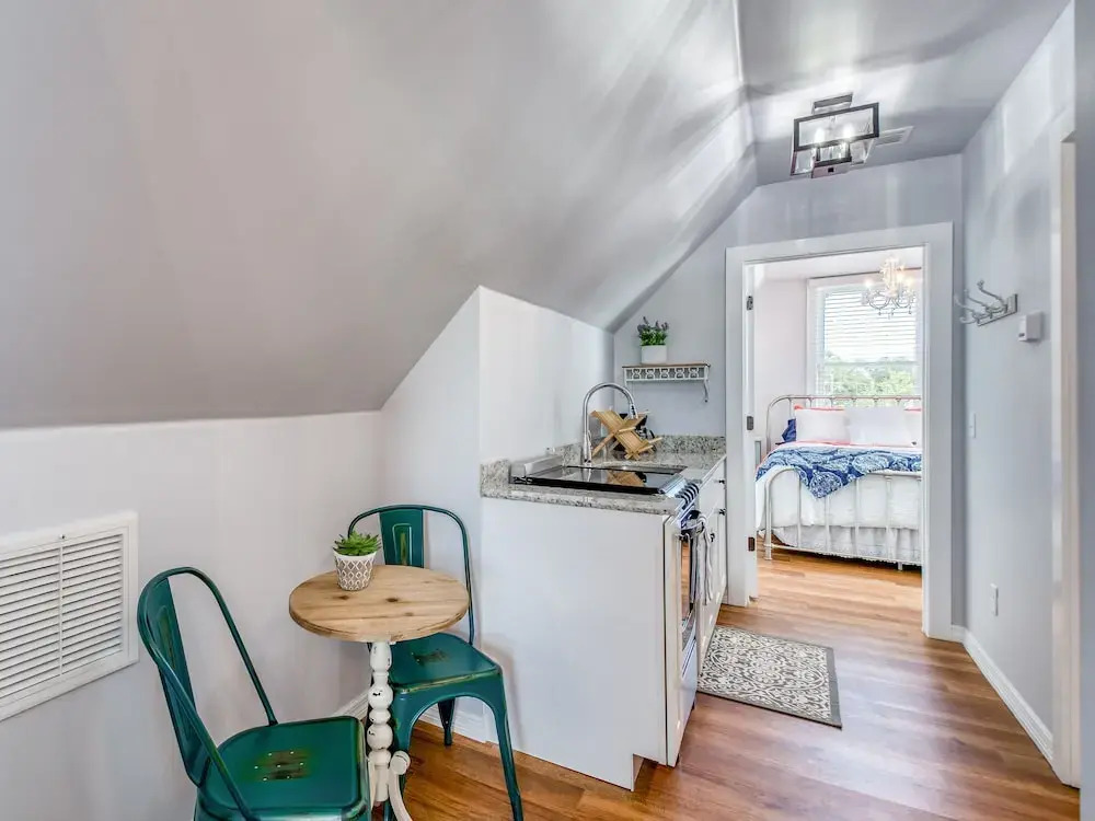 Chic Suite In Beautifully Updated Victorian 2 Bedroom Home
