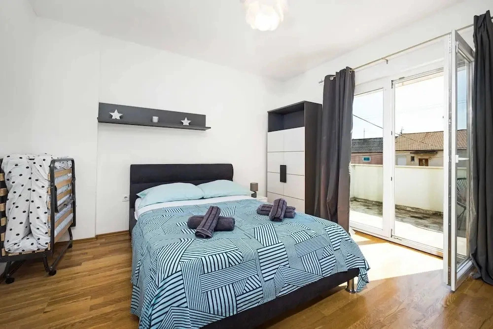 Spacious Apartment in Brodarica With Garden