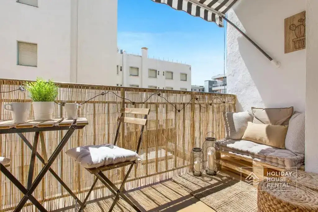 Cosy 3-bedroom apartment for 6-8 people just 50m from the beach