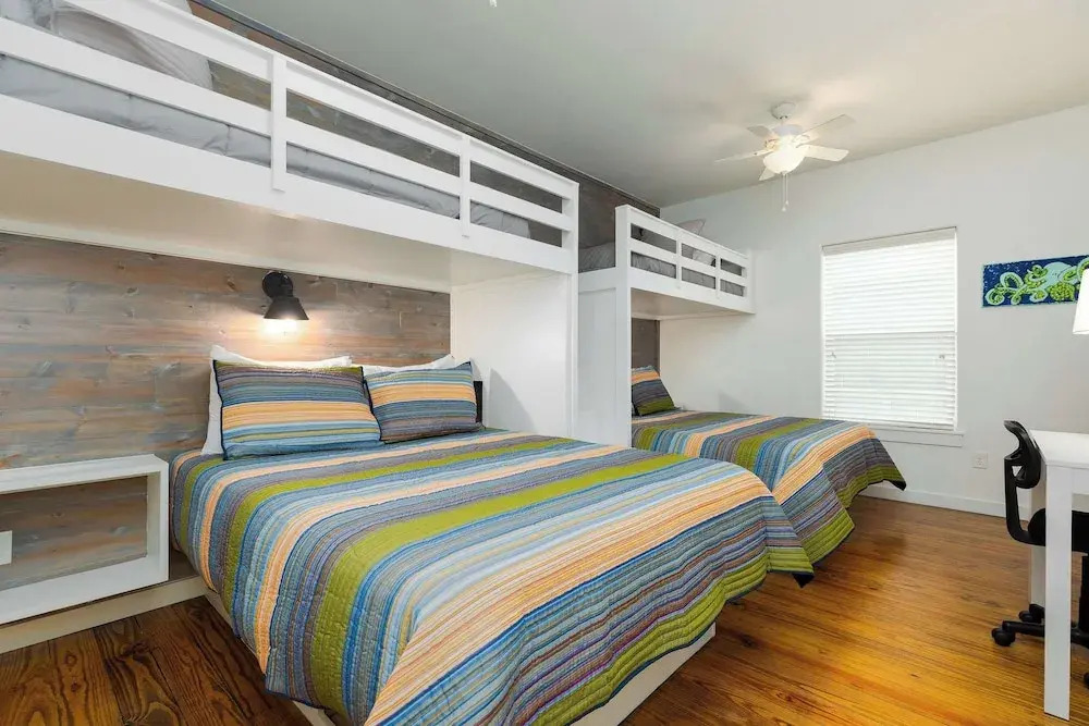 Comfy 3bdr Right in Town Sleeps 10