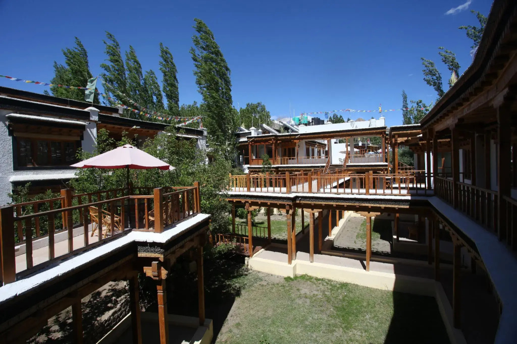 Lha - Ri - Sa Resort