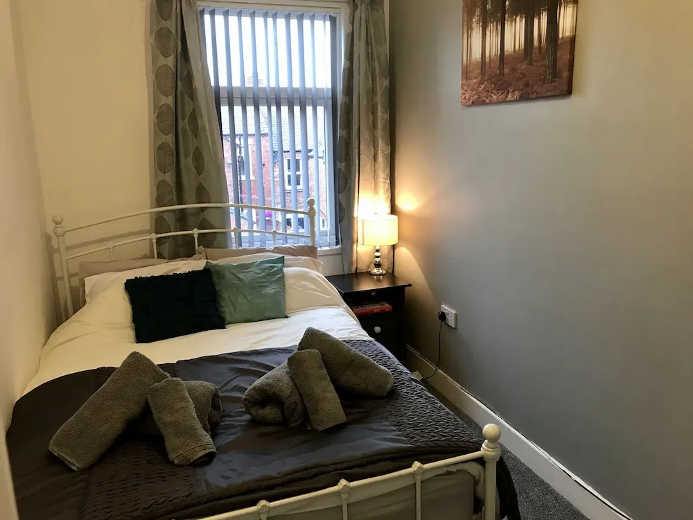 Stylish 3 Bedroom House Only 5 Mins From M6/m58
