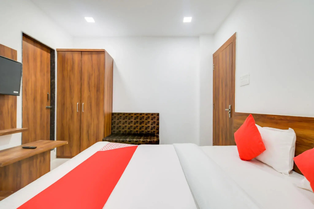 OYO 70780 Hotel Apple Grand