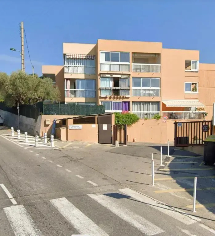 Appartement 2 pièces en rez de jardin avec parking et piscine