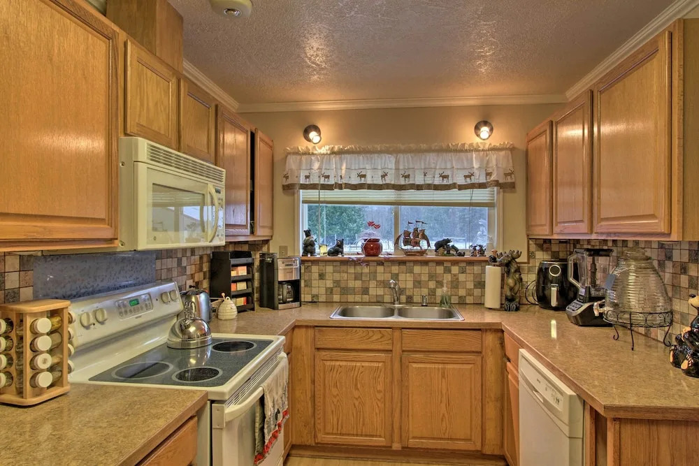 Packwood Getaway w/ Game Room, Grill & Patio