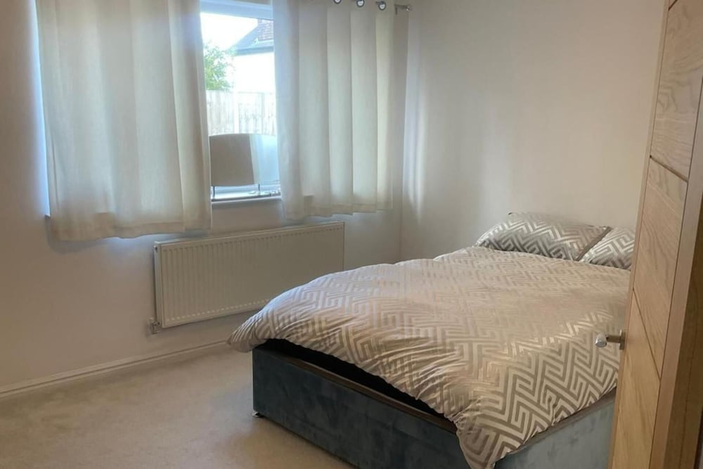 8 Bedroom House Sleeps 20 - Private Garden