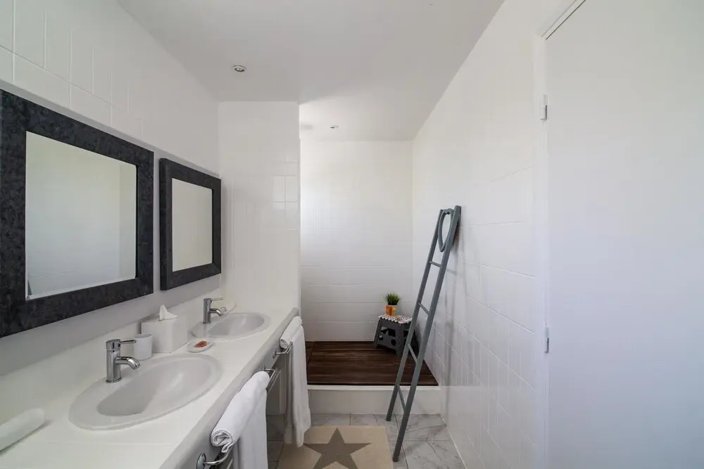 Exclusive Terres Basses Location, Heated Pool, Near Beach, Shops, Restos, AC, Free Wifi