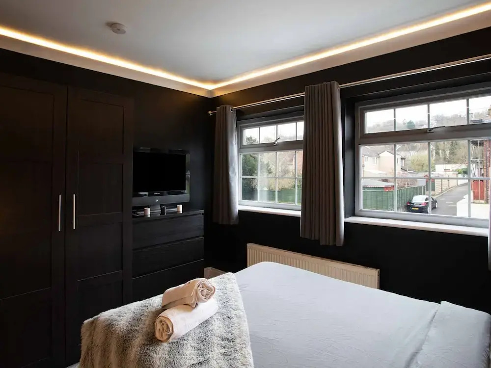 Modern Holiday Home in Bristol with Hot Tub