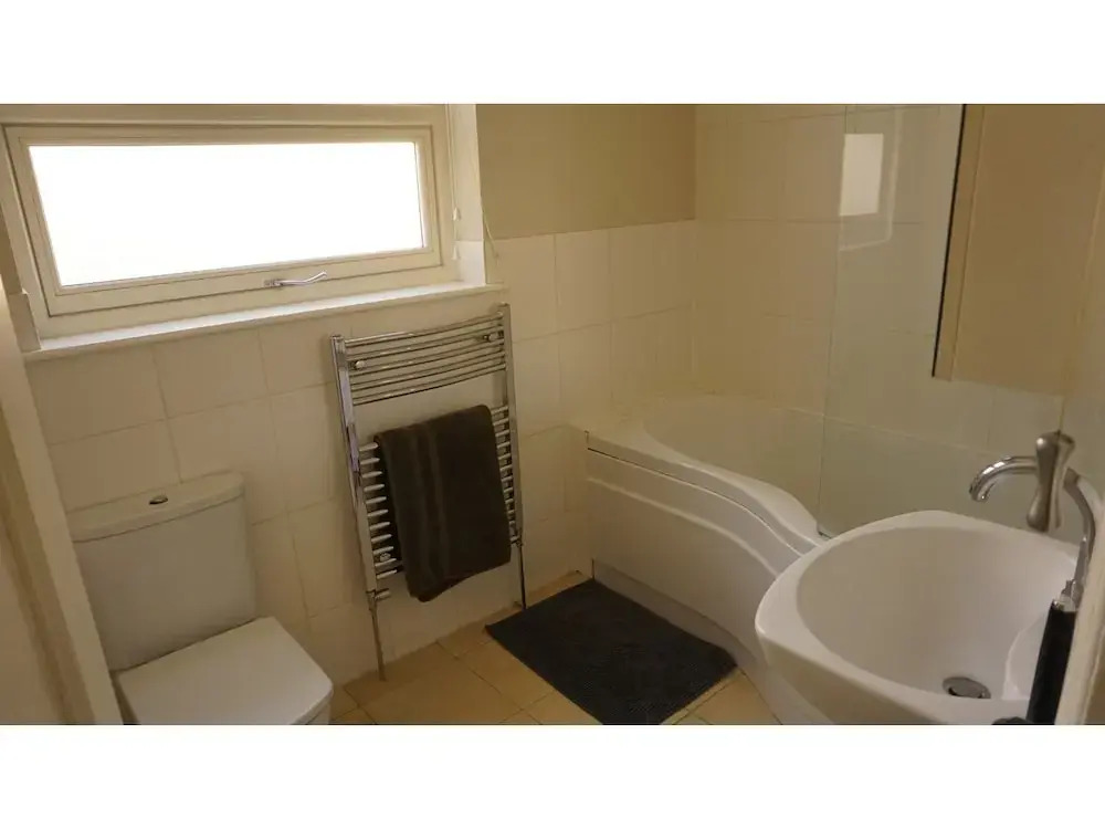Charming, Spacious 3-br Home for 6 in Central Bath