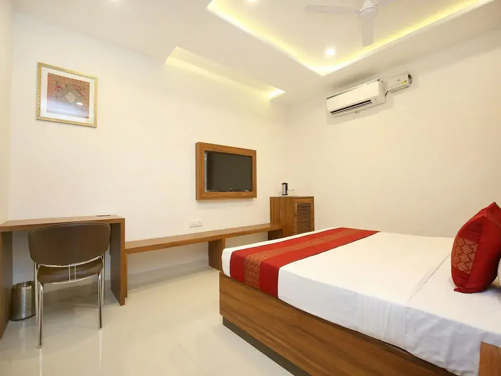 OYO 14392 Hotel Pearl wood