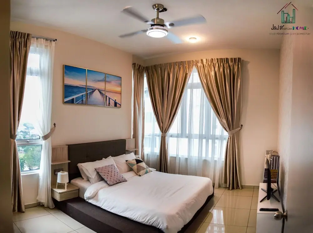 J&J Vacation Home @ Parkland Residences