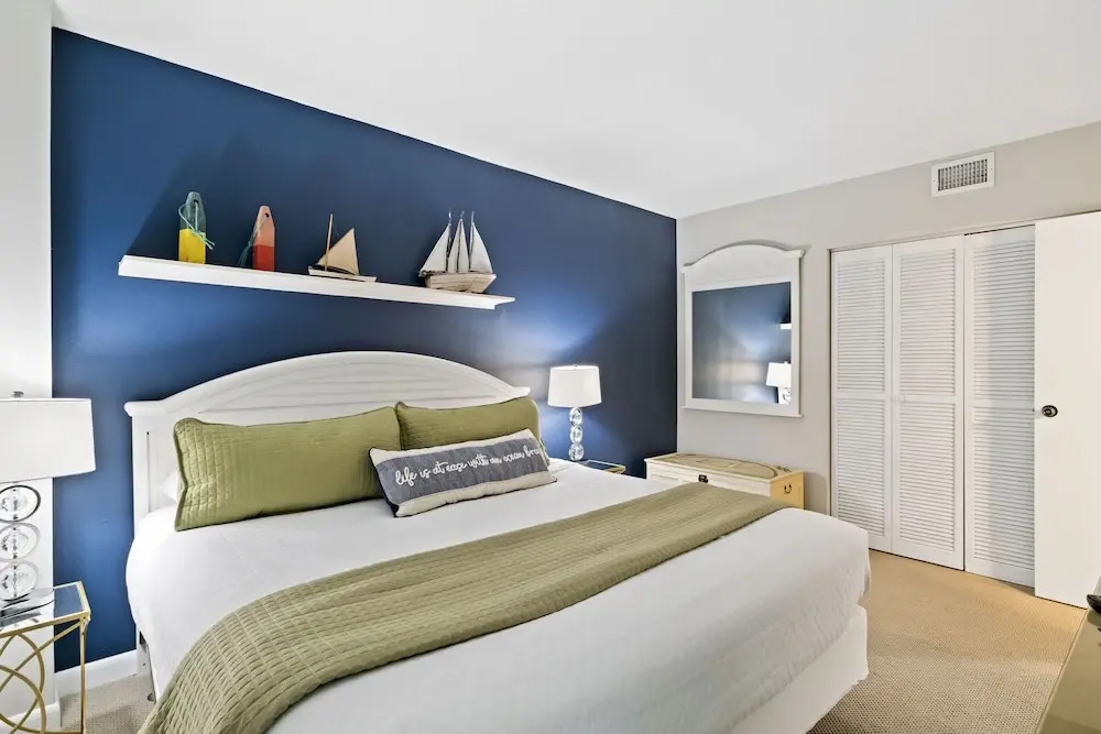 Relax By Pool: Harbour Town Resort Condo
