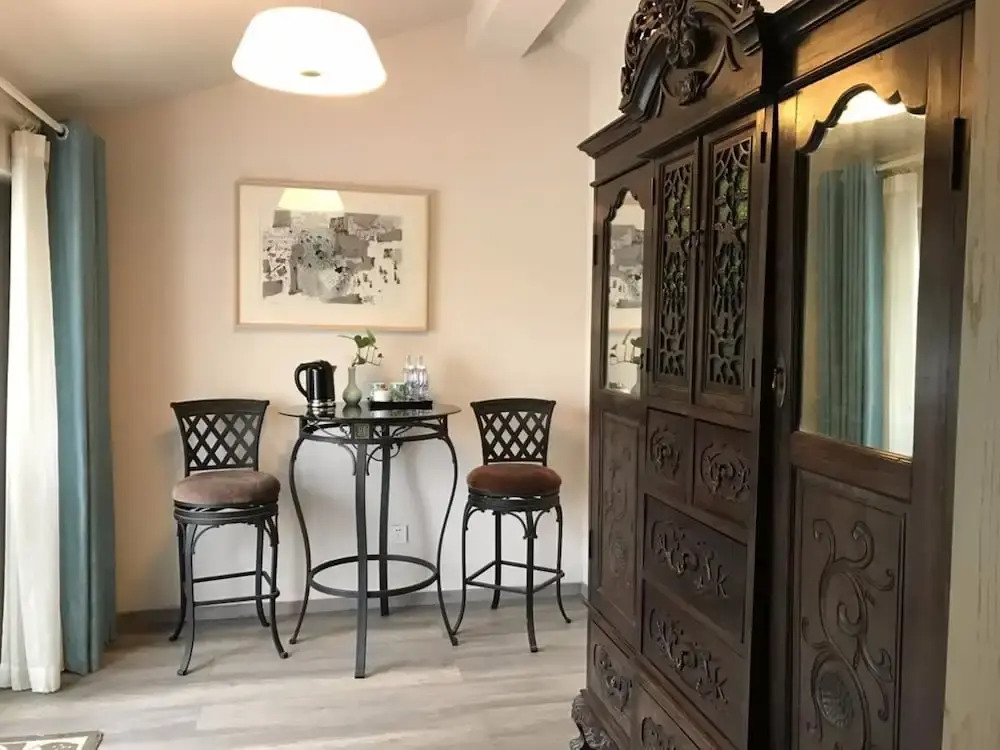 Hangzhou Yunqi Fan Path Blue b&B